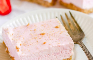 No-Bake Strawberry Cheesecake Bars