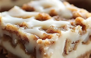 Cinnamon Roll Cheesecake Bars