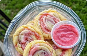 Strawberry Banana Pudding Cookies with Cheesecake Dip