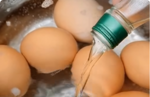 The Secret to Adding Vinegar to Water When Cooking Eggs