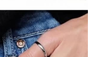 Most People Don’t Know What a Thumb Ring Means — Here’s the Hidden Meaning Behind the Gesture