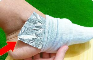 Wrap your feet in aluminum foil to relieve aches and pains: An unexpected solution