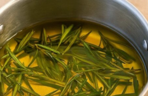How to Make Rosemary Oil for Natural Muscle & Joint Pain Relief