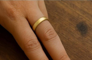 The Meaning of Wearing a Ring on the Middle Finger – Symbolism, Style & Culture