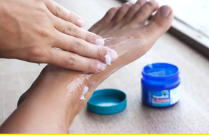 4 Benefits of Putting Vick Vaporub on Your Feet Before Bed