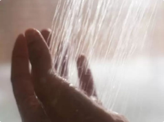 An early sign of Alzheimer’s disease can be noticed while taking a shower: what should you look out for?