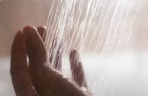 An early sign of Alzheimer’s disease can be noticed while taking a shower: what should you look out for?